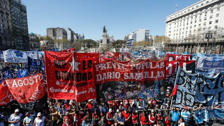Miles de personas, convocadas por diversas organizaciones sociales, se congregan este miércoles ante el Congreso de Argentina, en Buenos Aires, para exigir que el Senado sancione un proyecto de emergencia alimentaria que ya fue aprobado por la Cámara de Diputados y que busca compensar los efectos de la crisis económica.