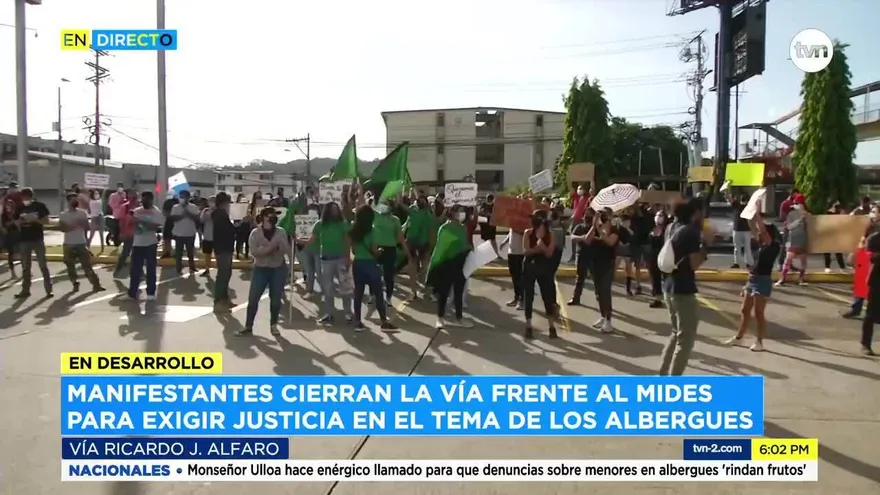 Protestan en frente a las instalaciones del Mides por caso de albergues