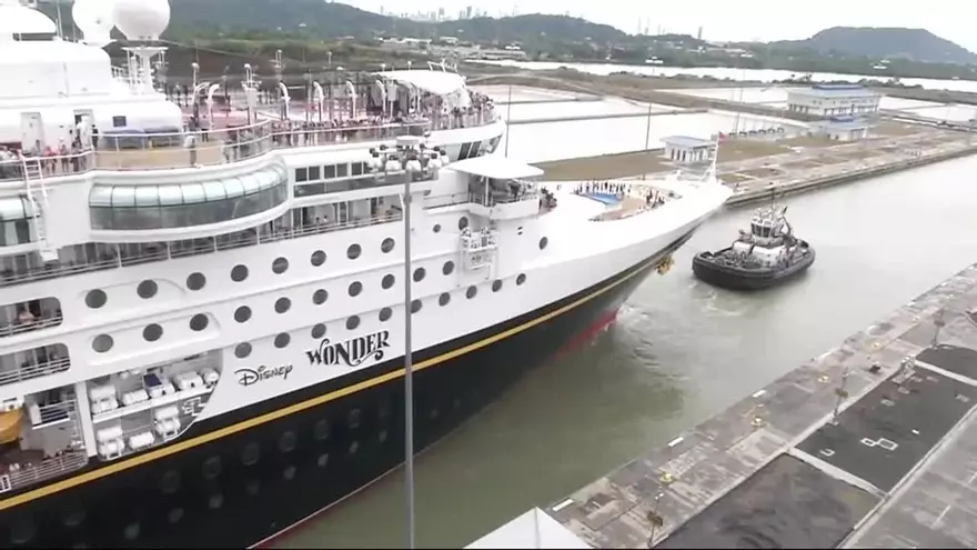 Crucero de Disney, primer buque de pasajeros en transitar por el Canal ampliado