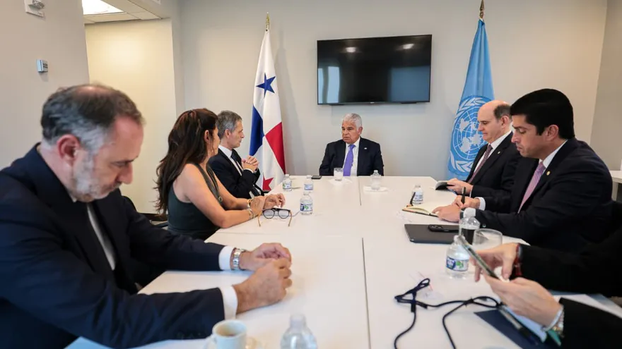 Presidente José Raúl Mulino se reúne con miembros de la compañía naviera CMA CGM S.A