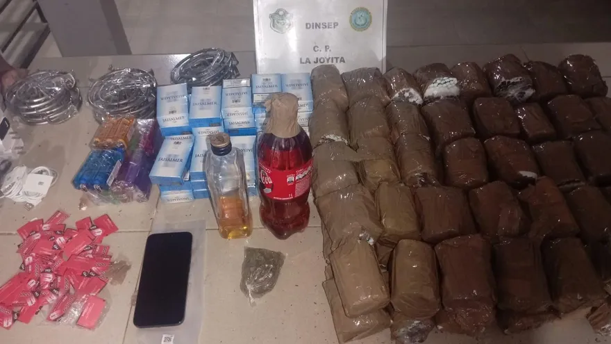 Parte de la mercancía decomisada a un mochilero que intentó ingresarla al centro penitenciario La Joyita
