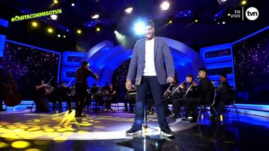 Alejandro interpreta "Vuelve"