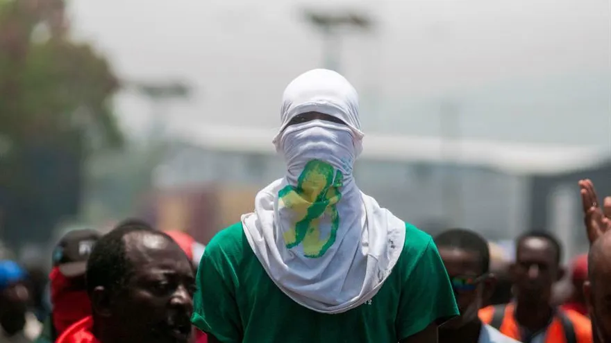 En algunos puntos de la zona metropolitana de Puerto Príncipe se registraron incendios de neumáticos, barricadas, bloqueo de carreteras, lanzamiento de piedras y manifestaciones espontáneas en las inmediaciones de las gasolineras.