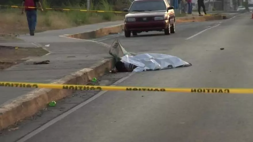 Le disparan a hombre con su hijo en brazos