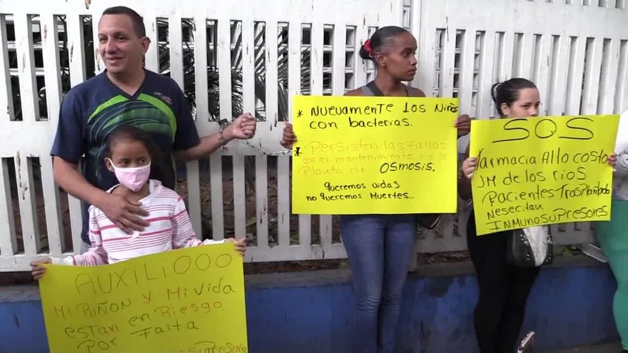 Padres de trasplantados venezolanos se encadenan a hospital