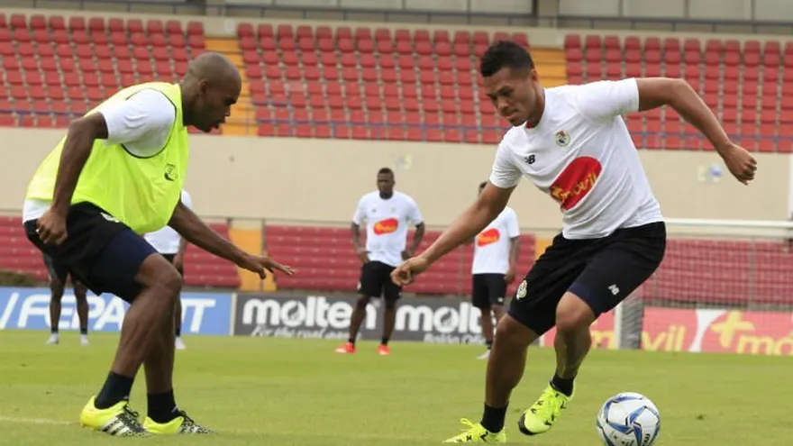 Rolando Blackburn (der.).