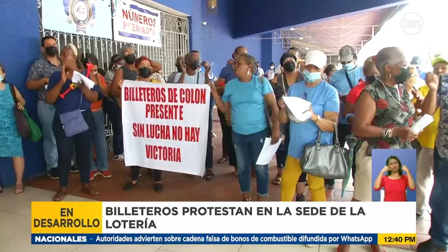 Billeteros protestan en la sede de la Lotería Nacional