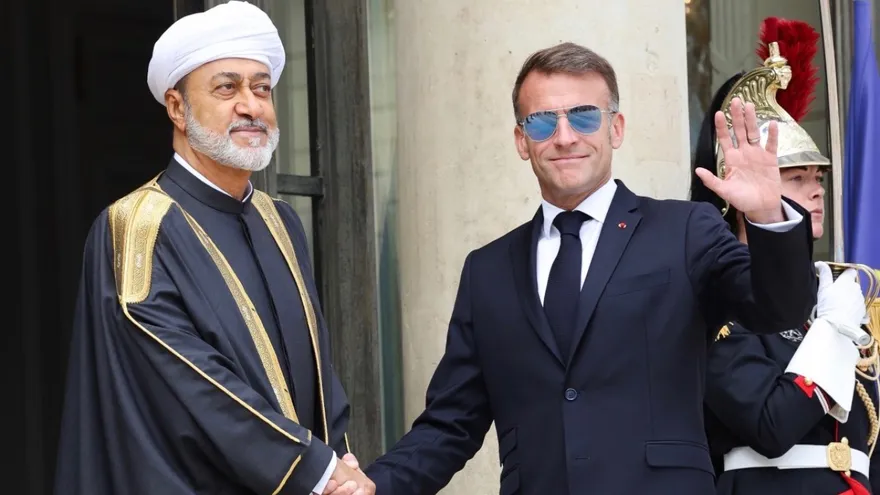 El presidente de Francia, Emmanuel Macron y el sultán de Omán, Haitham ben Tariq