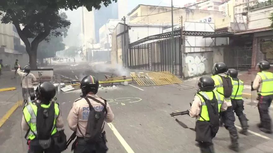 Marcha de oposición y chavistas en Venezuela deja tres muertos