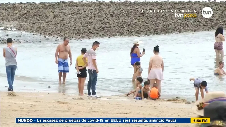 Panameños y extranjeros visitan la playa de Veracruz