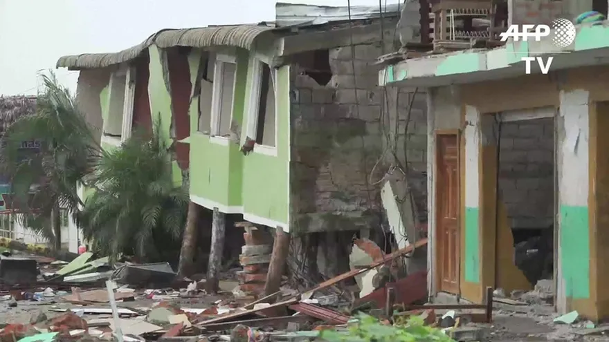 Unos pocos esperanzados permanecen en Pedernales