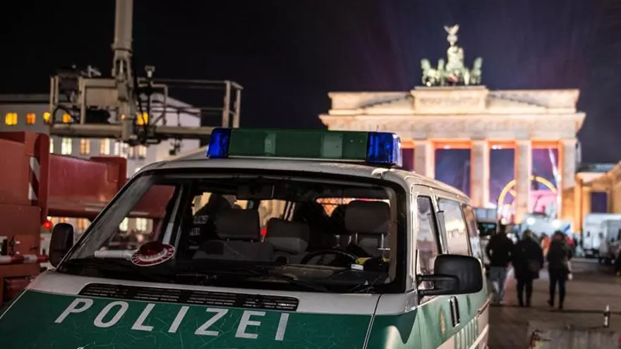 Vista de vehículo policial delante de la Puerta de Brandenburgo en la Plaza de París en Berlín, Alemania, este 30 de diciembre de 2016. Las autoridades alemanas han aumentado las medidas de seguridad de cara a las celebraciones de la Nochevieja.