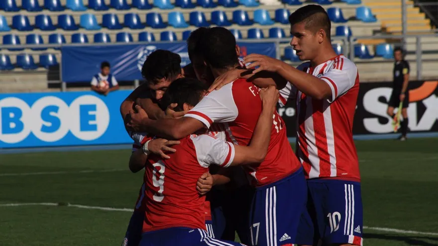 Jugadores del equipo Sub-17 de Paraguay celebran durante el partido ante Venezuela