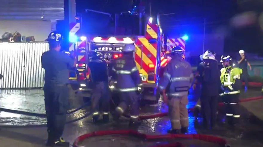 Bomberos atienden incendio en Ciudad Bolívar.