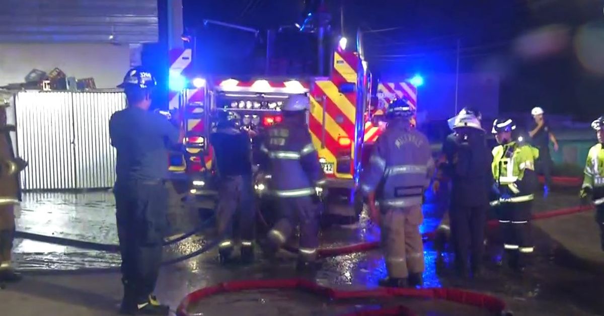 Se registró un incendio en locales comerciales en Ciudad de Bolívar, bomberos controlan el siniestro