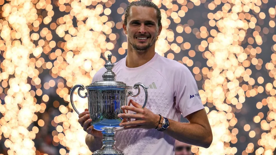 Alexander Zverev con el trofeo de campeón del US Open en sus manos