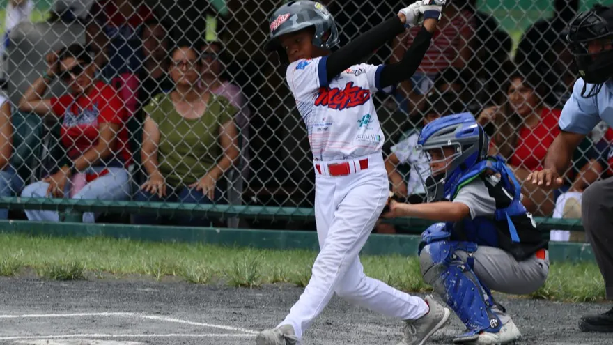Acción del partido entre los equipos de béisbol u10 de Panamá Metro y Los Santos