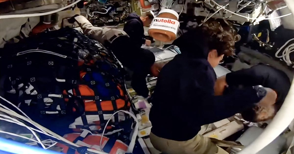 Artemis II: Frasco flotante roba protagonismo en transmisión de misión lunar