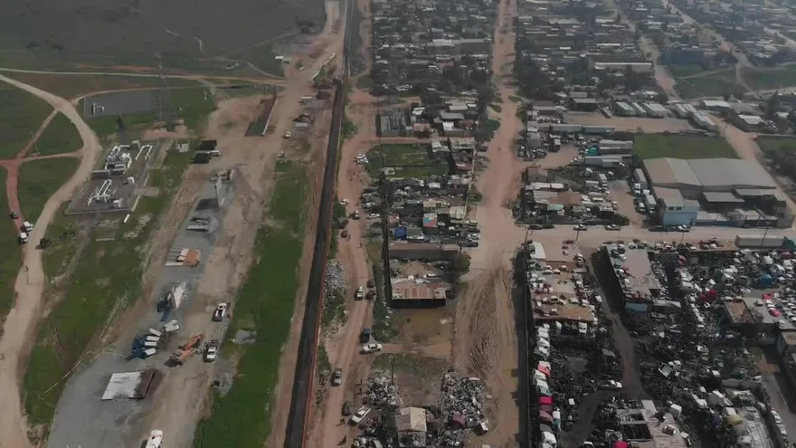 EEUU destruye prototipos de muro en frontera con México