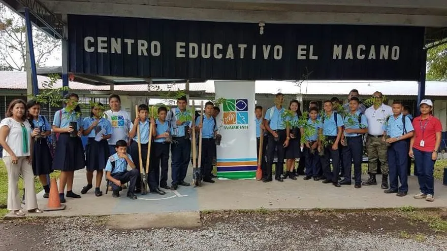 Estudiantes del Centro Educativo El Macano, distrito de Boquerón en Chiriquí. IV día Nacional de la Reforestación.