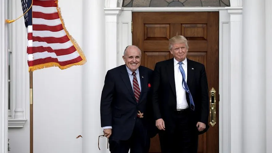 El exalcalde de Nueva York Rudy Giuliani posa junto al presidente electo de Estados Unidos, Donald Trump.