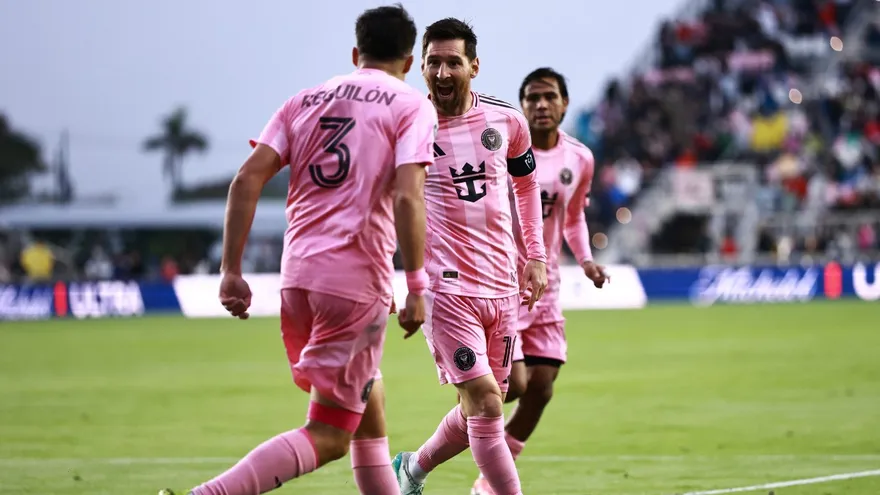 Lionel Messi (c) celebra el gol 900 de su carrera