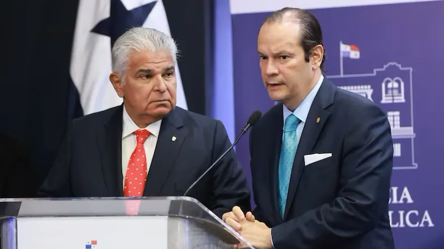 Presidente José Raúl Mulino junto al canciller, Javier Martínez Acha