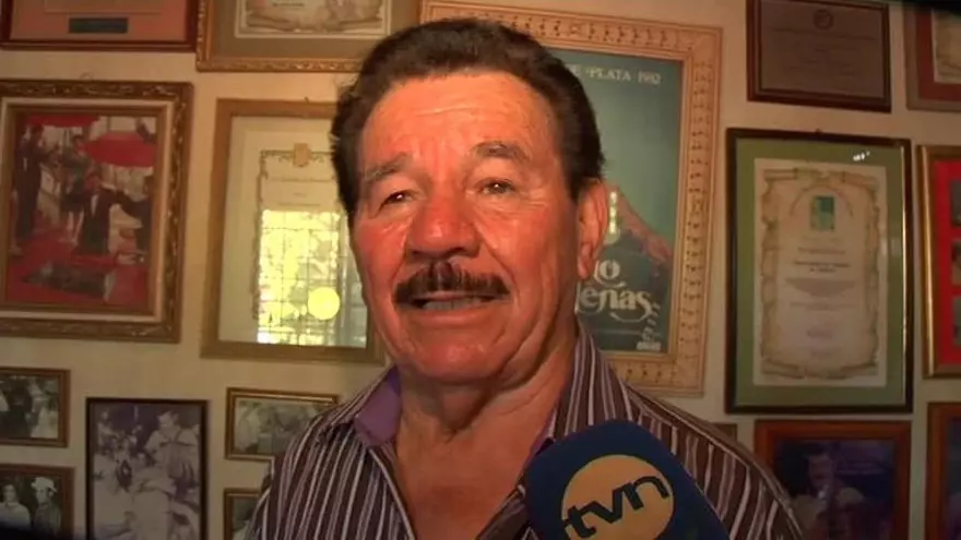 Dorindo Cárdenas, abanderado en el desfile de Las Mil Polleras