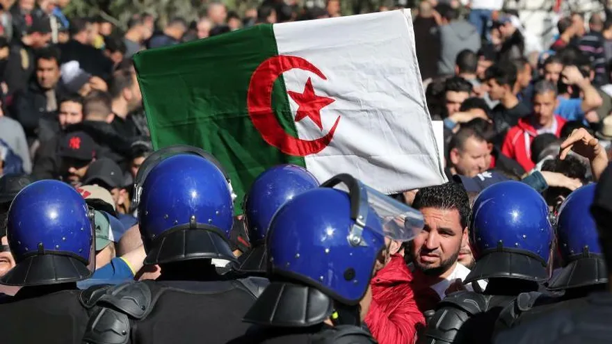 Manifestantes asisten a una manifestación contra la candidatura a un quinto mandato del presidente, Abdelaziz Bouteflika, este viernes, en la capital de Argelia. Decenas de miles de personas volvieron hoy a salir a las calles de Argelia para protestar contra la candidatura a un quinto mandato del presidente, Abdelaziz Bouteflika, en una manifestación que desbordó las calles del centro de la capital.