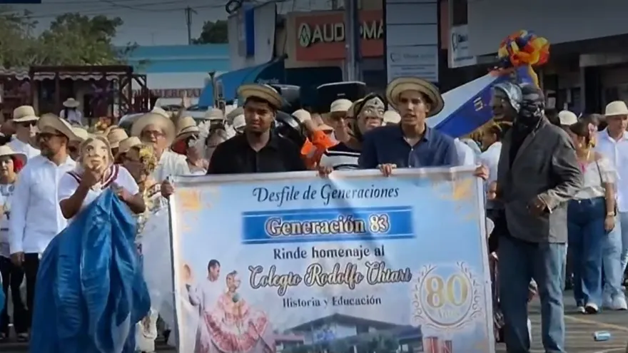 Las principales calles del distrito de Aguadulce se llenaron de música, tradiciones y reencuentros durante el primer desfile de egresados del Colegio Rodolfo Chiari, actividad organizada como parte de la celebración de los 80 años de fundación del plantel.