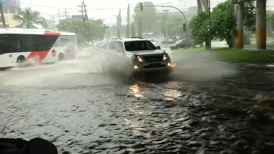 Lluvias causan inundaciones en la capital