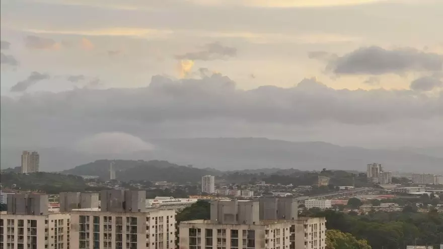 Cielos nublados en el amanecer en ciudad de Panamá.