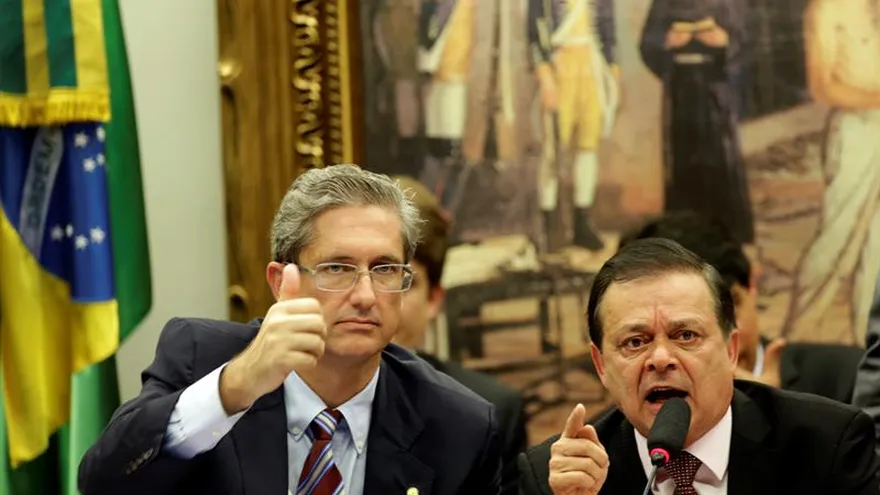 El diputado Jovair Arantes (d), instructor de la comisión que analiza si el Congreso abre un juicio político a la presidenta de Brasil, Dilma Rousseff, y el presidente de la comisión Rogerio Rosso (i) participan en la presentación de un informe.
