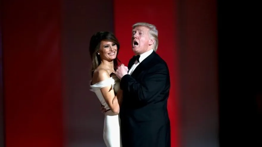 El Presidente Donald Trump baila con su esposa Melania Trump.
