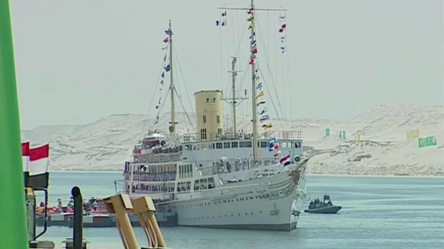 Egipto inaugura una nueva vía del canal de Suez