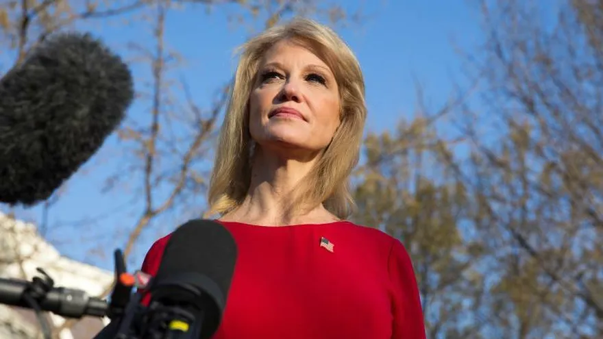 Kellyanne Conway, una de las asesoras más cercanas del presidente estadounidense, Donald Trump, responde las preguntas de los medios de comunicación a las afueras de la Casa Blanca.