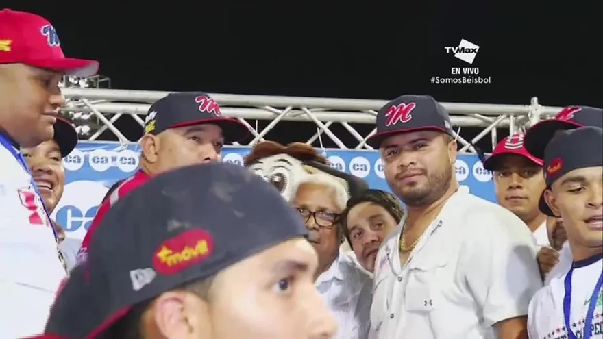 Entrega del trofeo a los pentacampeones del béisbol juvenil P. Metro