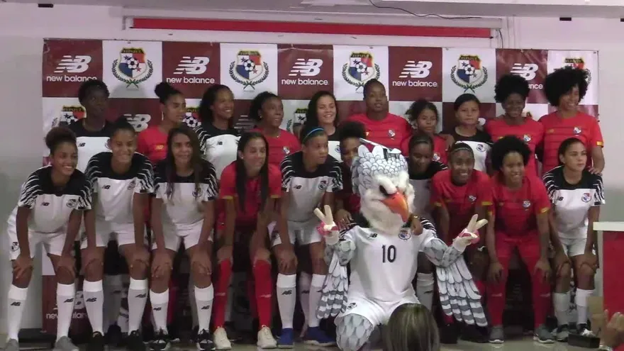 Garra pierde el control en plena conferencia de prensa de la nueva camiseta de la Sele