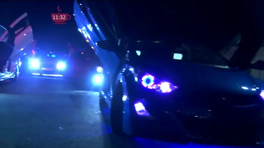 Mujeres en autos modificados