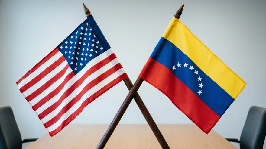 Banderas de EEUU y Venezuela.