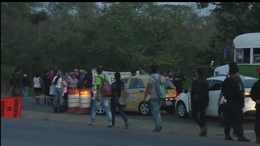 Residentes de Altos del Ángel bloquean la vía Panamericana en hora pico