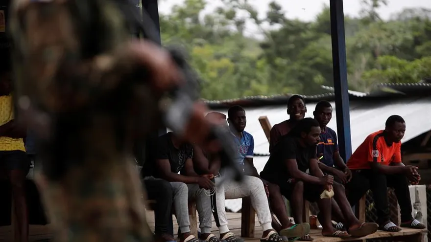 Migrantes descansan en un albergue de la comunidad de La Peñita, fronteriza con Colombia, en Darién.