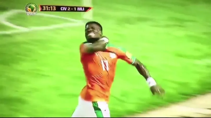 Celebración de Serge Aurier en el juego Costa de Marfil vs. Mali