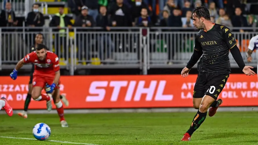 El Venezia salió de la zona crítica de la tabla al vencer a la Fiorentina