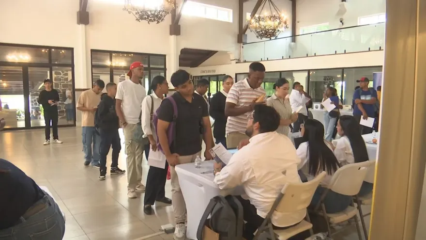 Jóvenes llegan al parque Omar donde se realiza una feria de empleo