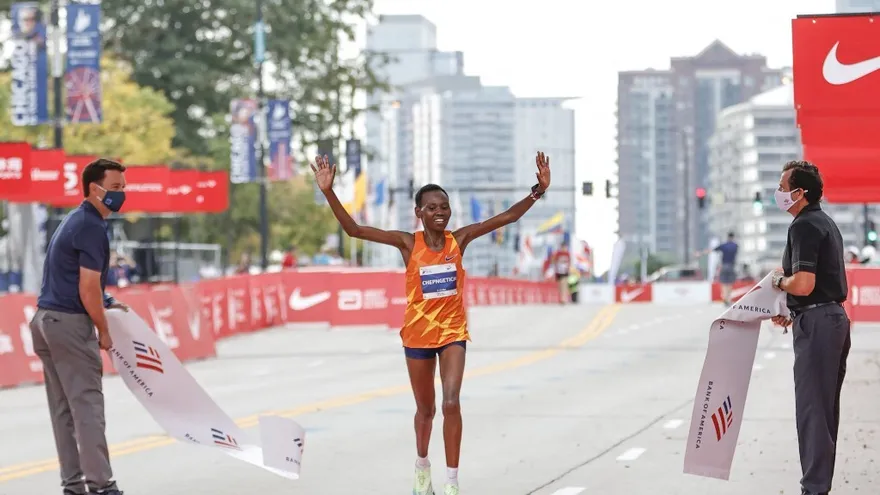 Ruth Chepngetich de Kenia ganó la maratón de Chicago  en la rama femenina