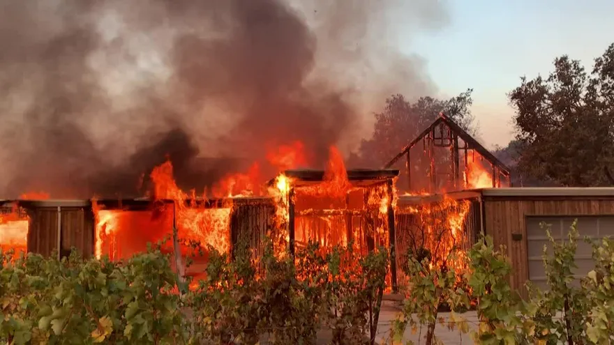 California, en estado de emergencia por incendio, ordena evacuación de 180.000 personas