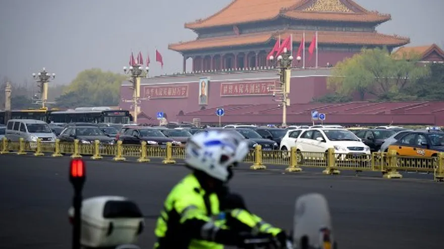 Foto ilustrativa: Un policía chino vigila las calles