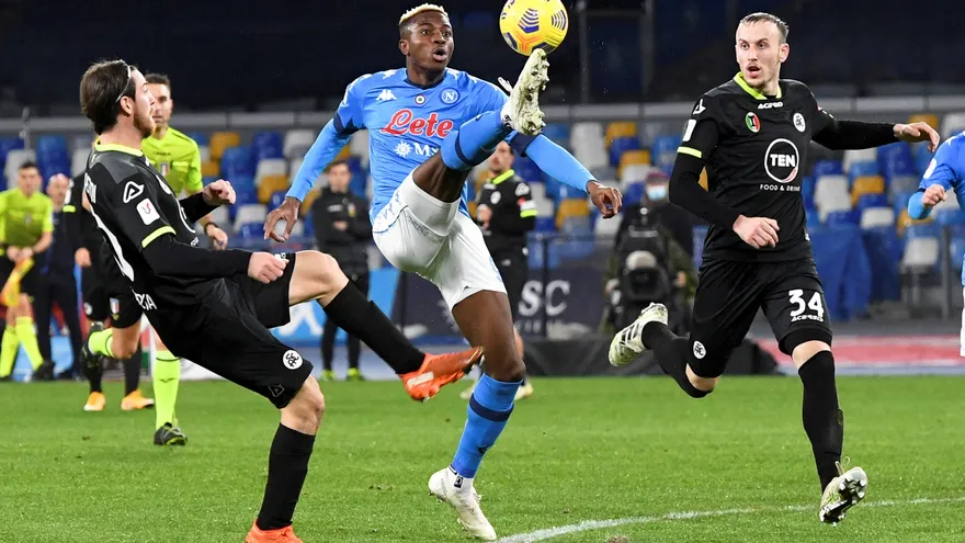 Nápoles gana 4-2 a Spezia y avanza a semifinales de Copa de Italia