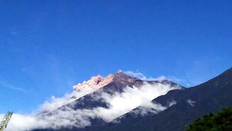 Volcán de Fuego de Guatemala genera avalancha y hasta 12 explosiones por hora.